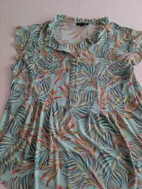 Ava & Grace Buttery soft ruffled V Neck w/ buttons Green print Petite Large